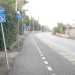 Su tutta la pista ciclabile ci sono cartelli e pali spostati a causa delle macchine che ci sono finiti contro